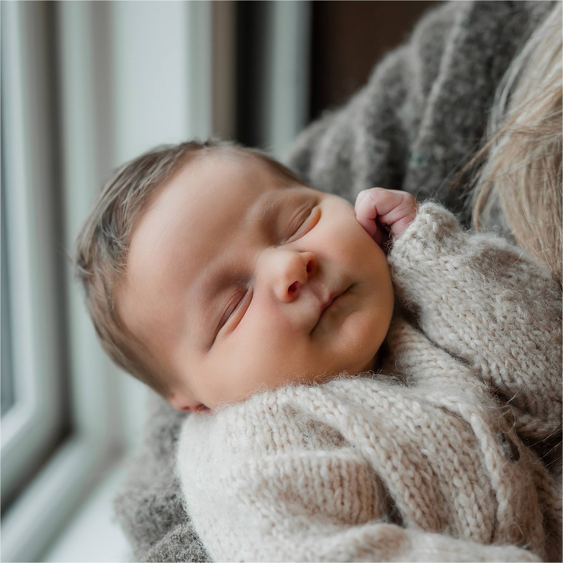 Nyföddfoto av bebis i mammas händer